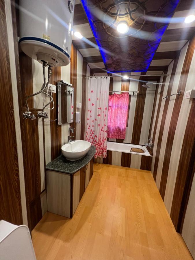 Готель Aristotle Group Of Houseboats & Transportation Срінагар Екстер'єр фото